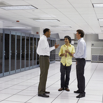 Web Server sering dimuatkan dalam bilik khas dan dikendalikan oleh profesionnal IT. Web server boleh menyimpan berpuluh ribu laman web serentak dari pemilik seluruh dunia.